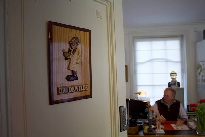 De deur van de praktijk met het naambord Dr. Dewilde